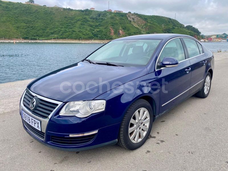 Azul Usado 2005 VW Passat Trendline Berlina | 4800 € (Precio justo) - Imagen 1/4