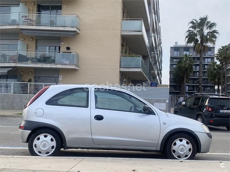Usado Opel Corsa Essentia 75 CV (55 kW) 2002 Gris / plata Utilitario