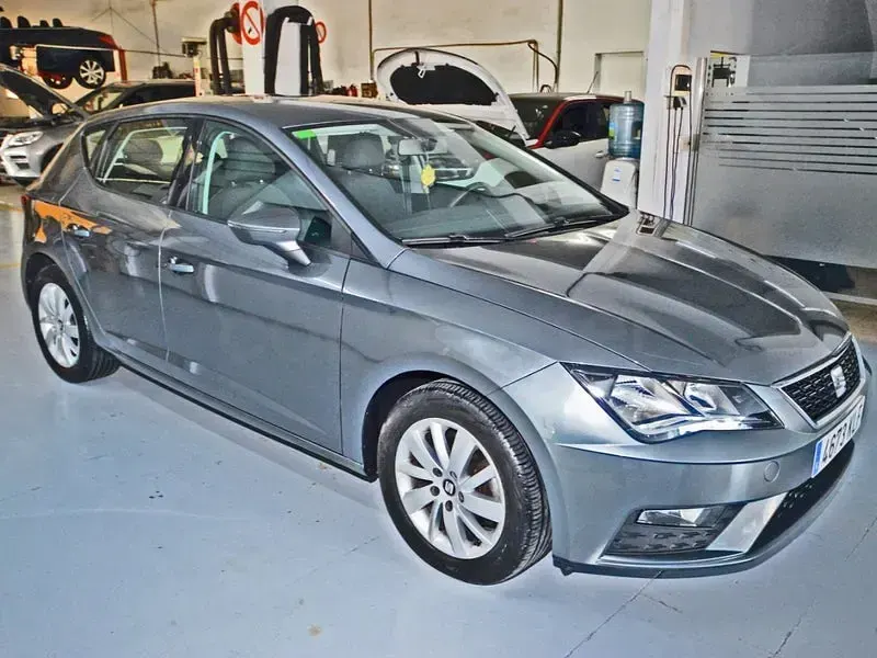 Usado Seat Leon Reference 116 CV (85 kW) 2018 Gris / plata Berlina