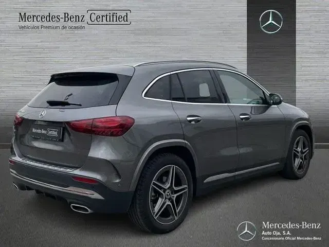 Usado Mercedes GLA200 AMG line 150 CV (110 kW) 2025 Gris / plata SUV