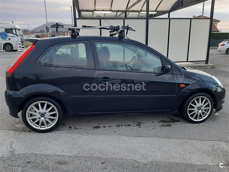 Usado Ford Fiesta Sport 90 CV (66 kW) 2005 Negro Coupe