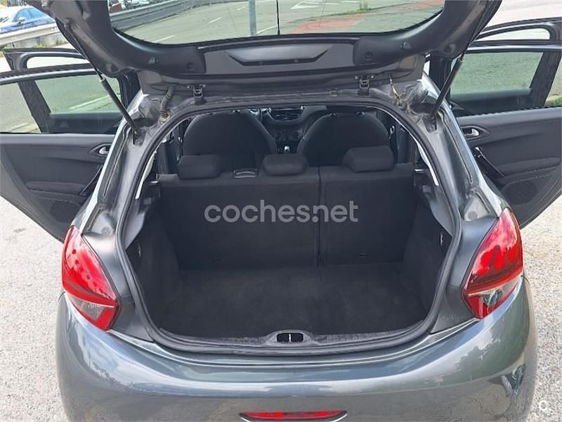 Usado Peugeot 208 Active 82 CV (60 kW) 2015 Gris / plata Utilitario