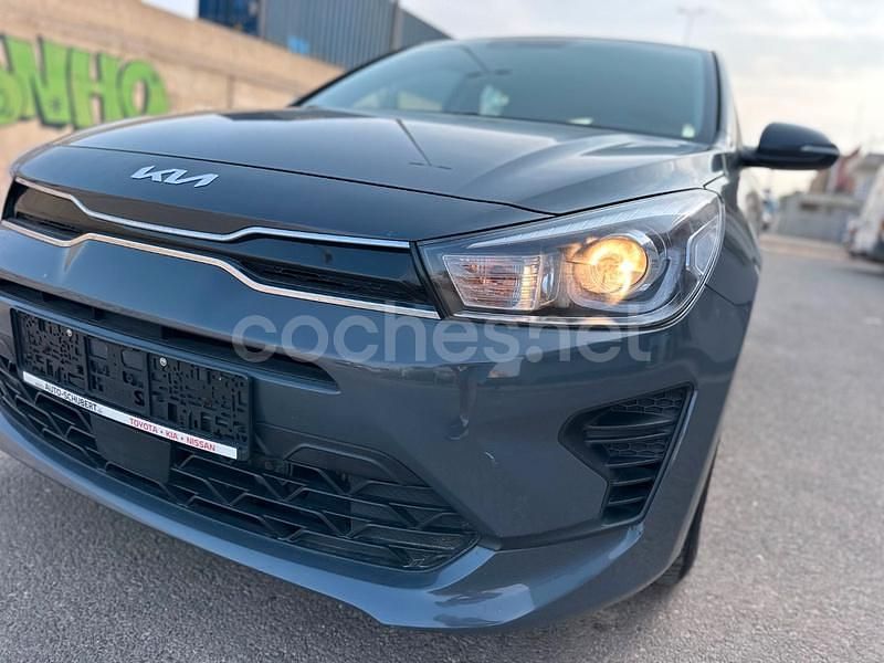 Usado Kia Rio GT-Line 84 CV (61 kW) 2022 Gris / plata Berlina