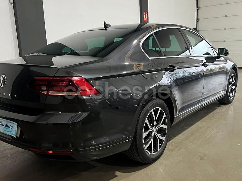 Usado VW Passat Business 120 CV (88 kW) 2020 Gris / plata Berlina