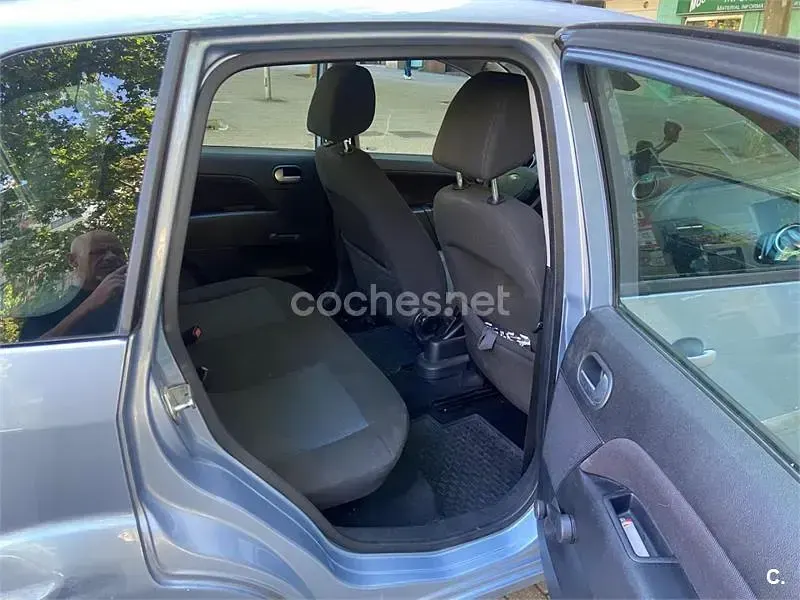 Usado Ford Fiesta Trend 80 CV (58 kW) 2006 Gris / plata Utilitario
