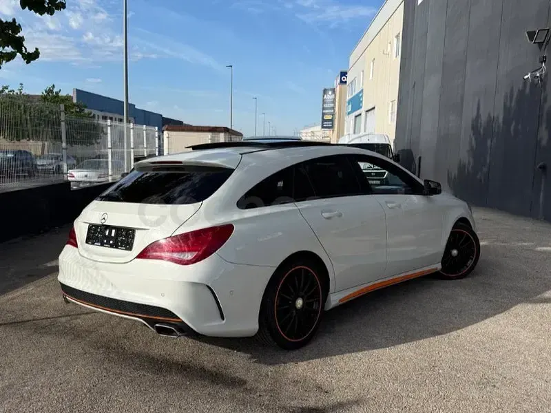 Usado Mercedes CLA200 136 CV (100 kW) 2015 Blanco Familiar