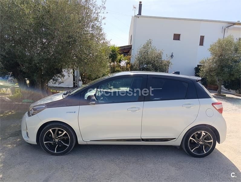 Usado Toyota Yaris Hybrid Advance 100 CV (73 kW) 2018 Blanco Berlina