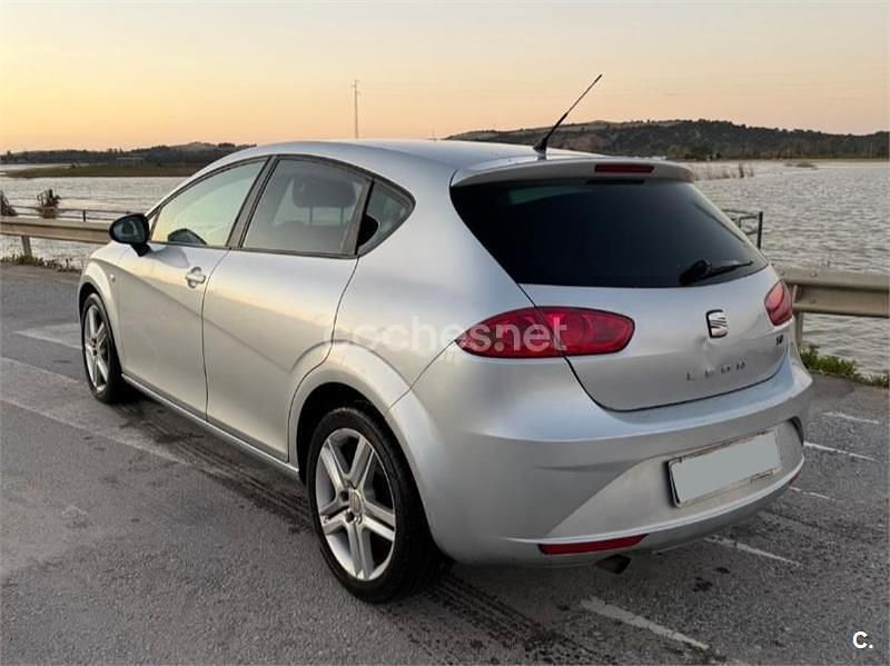 Usado Seat Leon Style 105 CV (77 kW) 2010 Gris / plata Utilitario