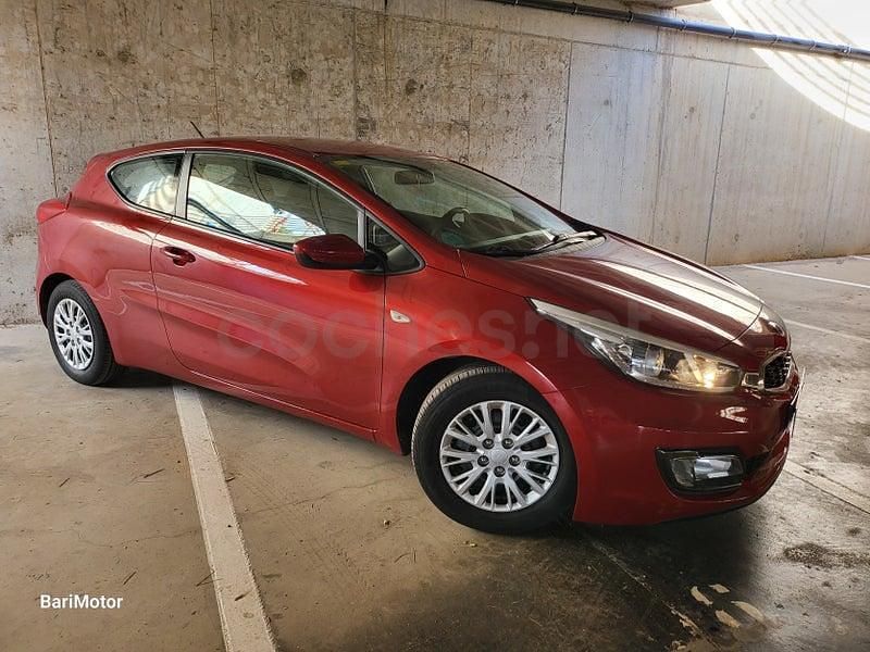 Usado Kia Ceed 100 CV (73 kW) 2013 Granate Utilitario