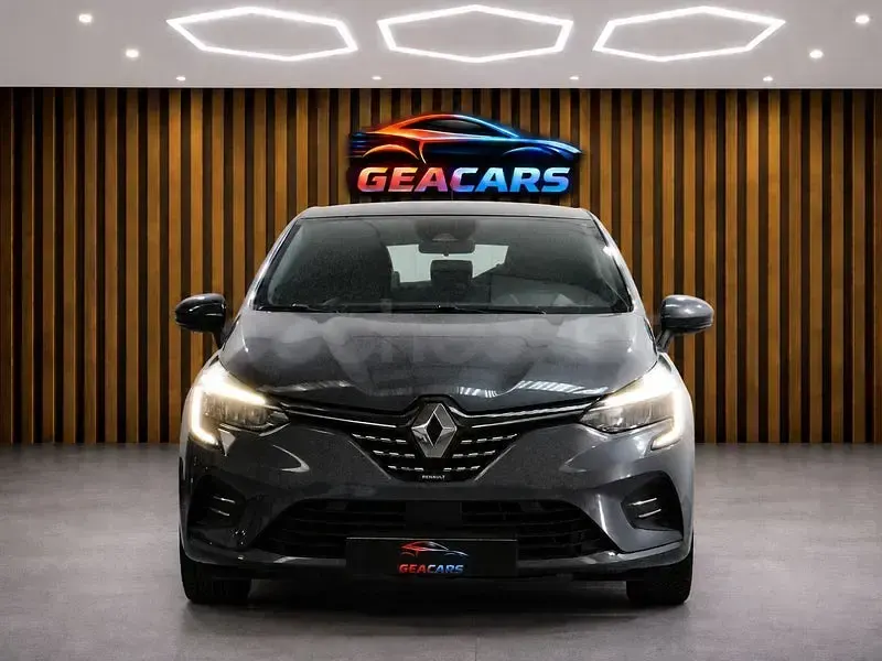Usado Renault Clio V Intens 140 CV (102 kW) 2021 Gris / plata Berlina