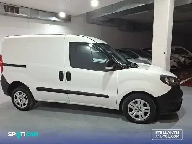 Usado Fiat Doblò 90 CV (66 kW) 2022 Blanco Monovolumen
