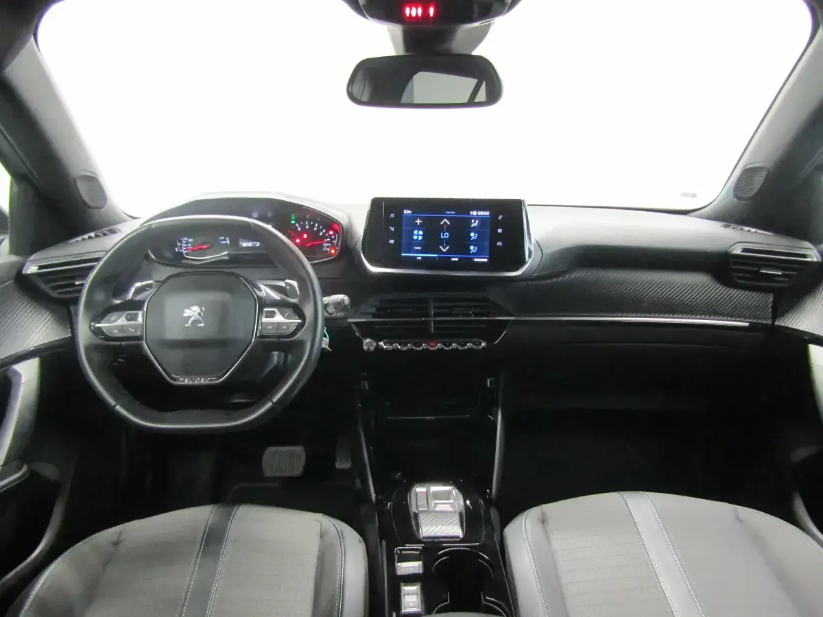 Usado Peugeot 2008 Allure 130 CV (95 kW) 2023 Gris SUV