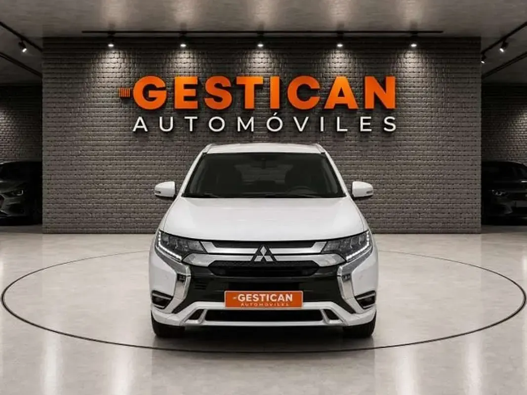 Usado Mitsubishi Outlander P-HEV 224 CV (164 kW) 2021 Blanco SUV