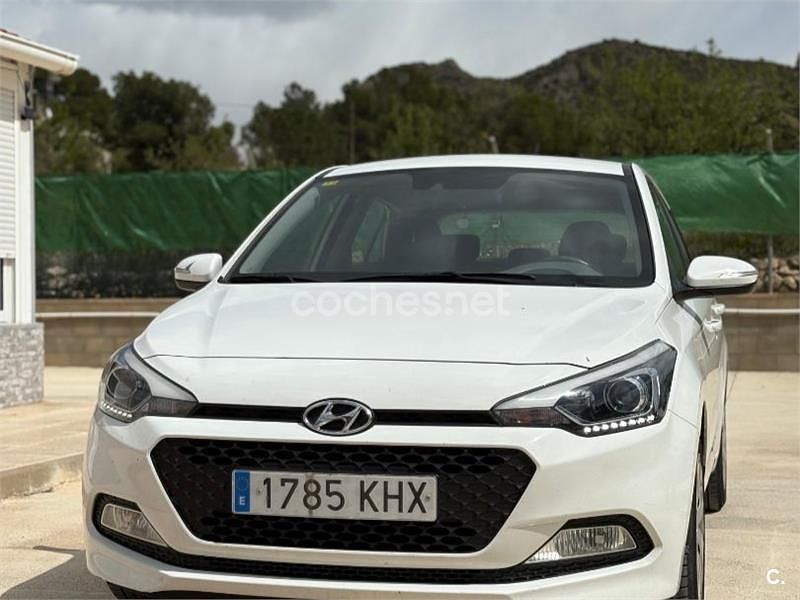 Usado Hyundai i20 84 CV (61 kW) 2018 Blanco Berlina