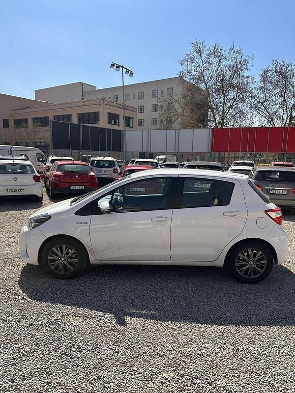 Usado Toyota Yaris Hybrid Active 99 CV (72 kW) 2018 Blanco Berlina