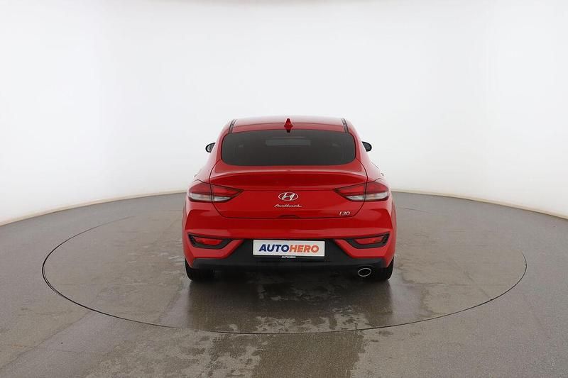 Usado Hyundai i30 120 CV (88 kW) 2020 Rojo Berlina