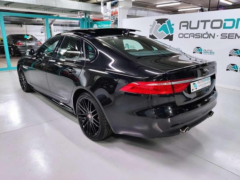 Usado Jaguar XF R-Sport 300 CV (220 kW) 2017 Negro Berlina