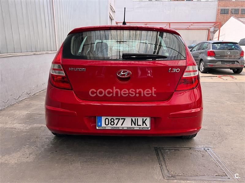 Usado Hyundai i30 Classic 109 HP (80 kW) 2009 Vermelho Sedan