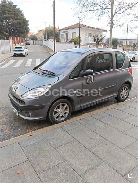 Usado Peugeot 1007 110 CV (80 kW) 2005 Gris / plata Monovolumen