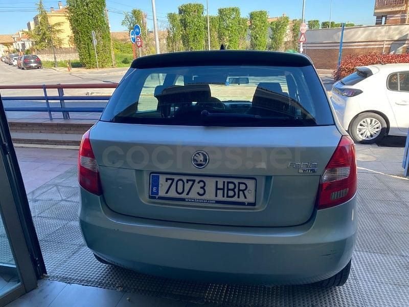 Usado Skoda Fabia 60 CV (44 kW) 2011 Gris / plata Berlina