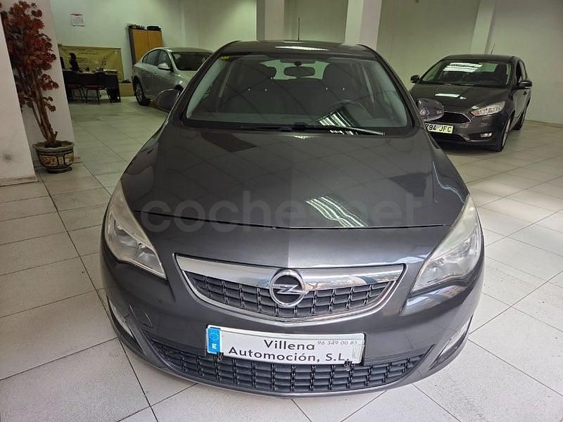 Usado Opel Astra Selective 116 CV (85 kW) 2012 Gris / plata Berlina