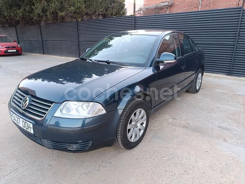 Gris / plata Usado 2005 VW Passat Highline Familiar | 4950 € (Buen precio) - Imagen 1/4