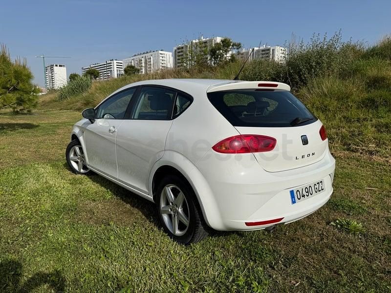 Usado Seat Leon Style 105 CV (77 kW) 2010 Blanco Utilitario