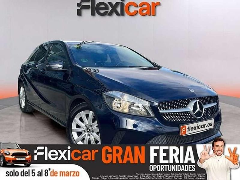 Usado Mercedes A180 Urban 109 CV (80 kW) 2017 Azul Utilitario