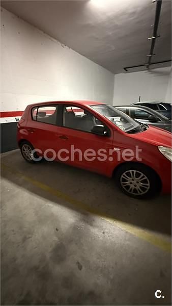 Usado Hyundai i20 Comfort 90 CV (66 kW) 2009 Rojo Utilitario