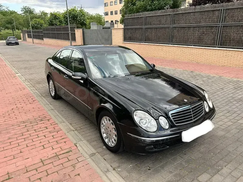 Usado Mercedes E270 Avantgarde 177 CV (130 kW) 2005 Negro Berlina