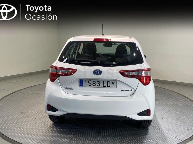 Usado Toyota Yaris Hybrid Active 100 CV (73 kW) 2020 Blanco Berlina