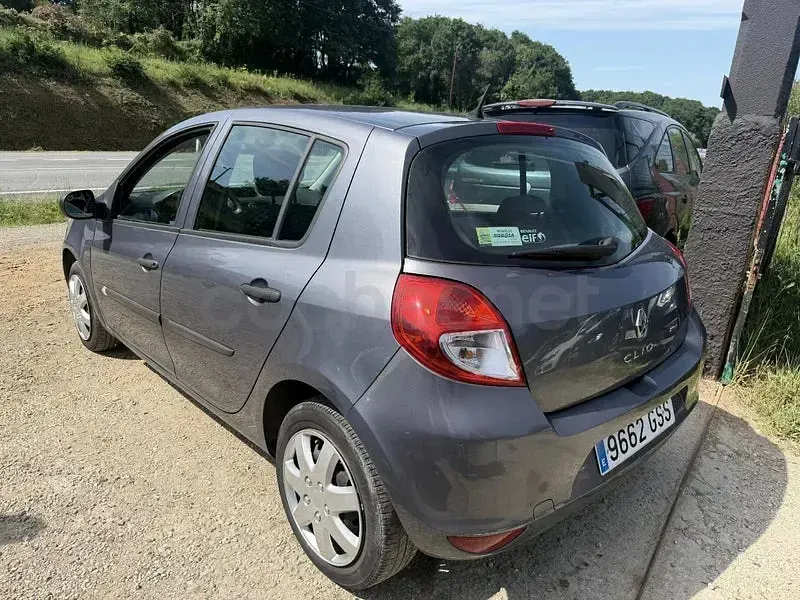 Usado Renault Clio II 75 CV (55 kW) 2009 Gris / plata Berlina