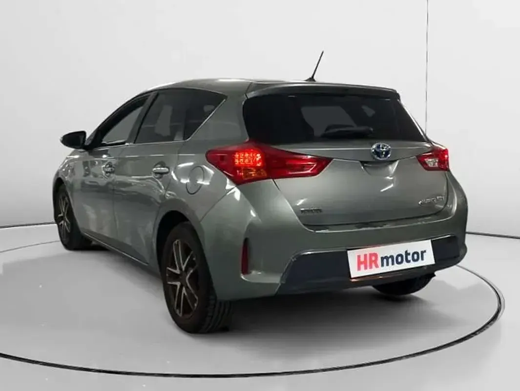 Usado Toyota Auris Hybrid 136 CV (100 kW) 2015 Gris Utilitario