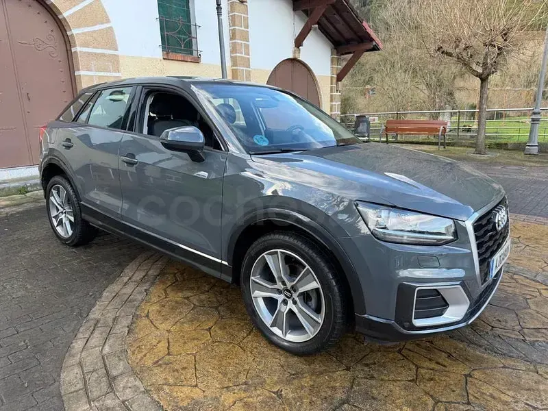 Usado Audi Q2 Design 116 CV (85 kW) 2020 Gris / plata SUV