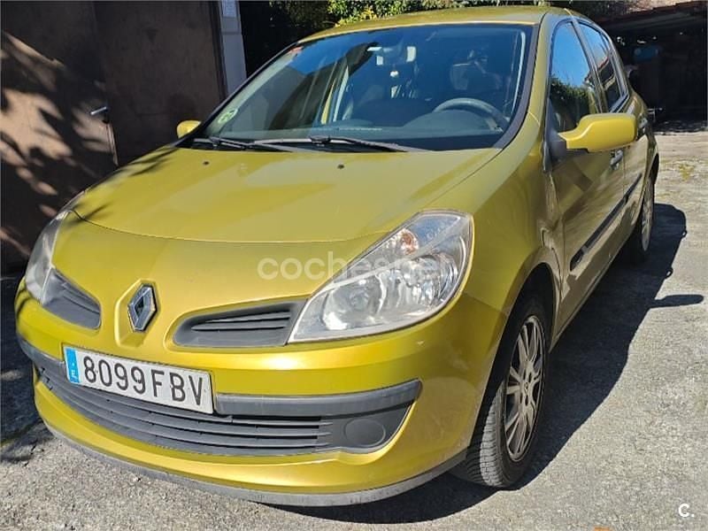 Usado Renault Clio II Dynamique 85 CV (62 kW) 2006 Amarillo Berlina