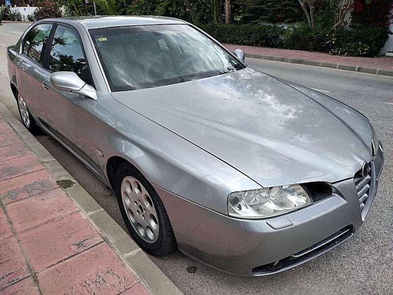Plateado Usado 2004 Alfa Romeo 166 Distinctive Berlina | 3500 € - Imagen 1/4