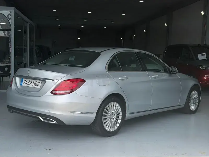 Usado Mercedes C180 Avantgarde 156 CV (114 kW) 2015 Gris / plata Berlina