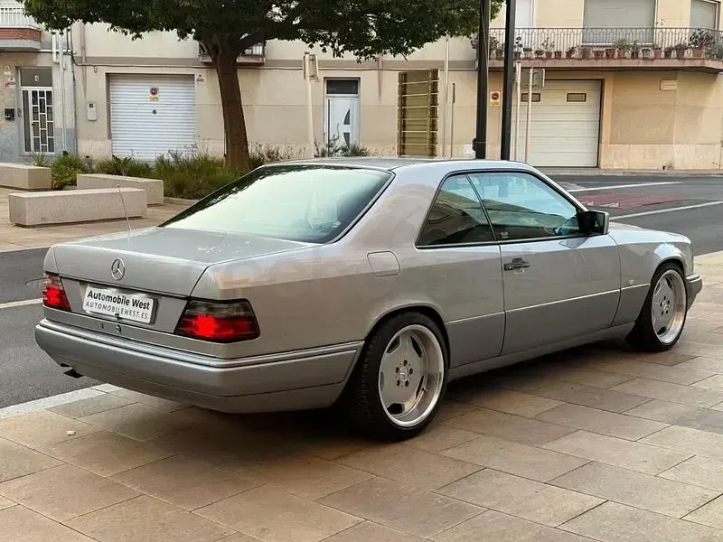 Usado Mercedes E220 150 CV (110 kW) 1996 Gris / plata Coupe