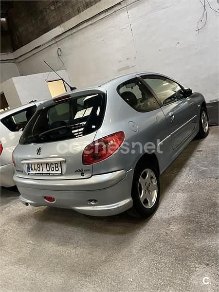 Usado Peugeot 206 70 CV (51 kW) 2005 Gris / plata Berlina