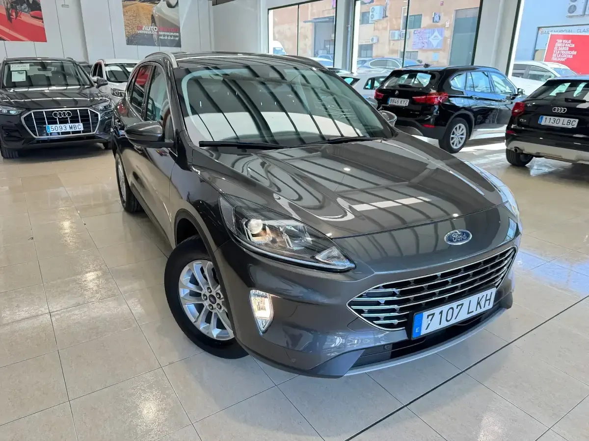 Usado Ford Kuga Titanium 150 CV (110 kW) 2020 Gris / plata SUV