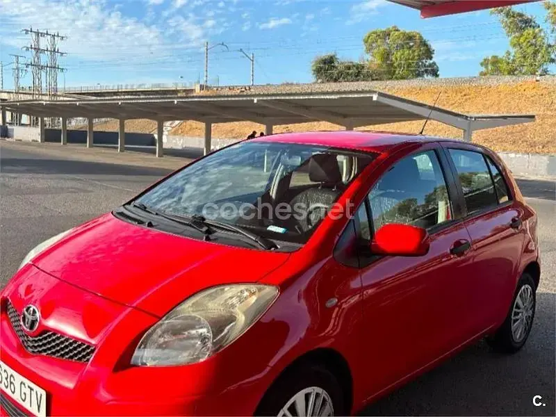 Usado Toyota Yaris Active 69 CV (50 kW) 2010 Rojo Utilitario
