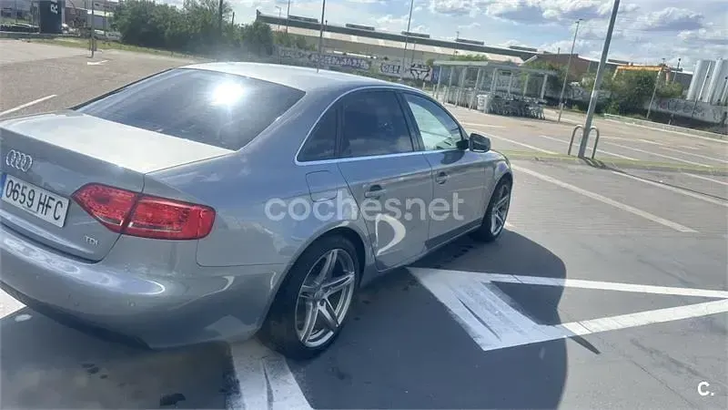 Usado Audi A4 136 CV (100 kW) 2011 Gris / plata Berlina
