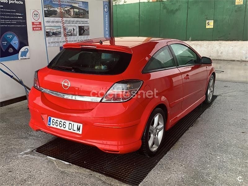 Usado Opel Astra GTC Sport 105 CV (77 kW) 2005 Rojo Berlina