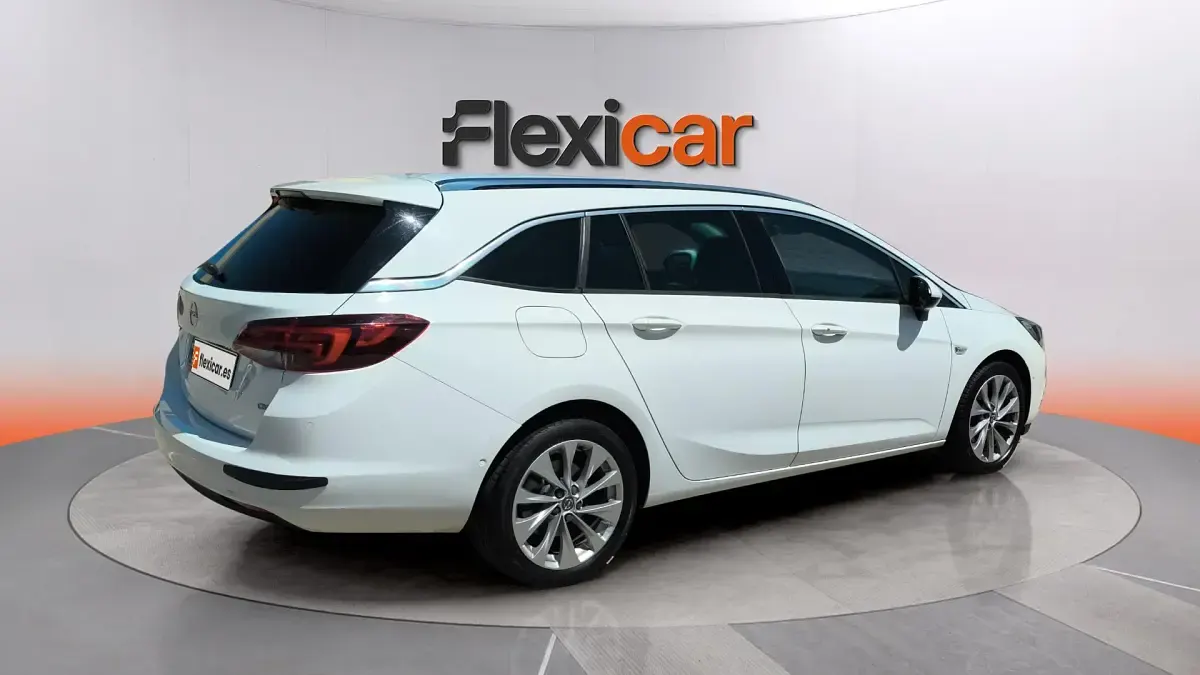 Usado Opel Astra Innovation 136 CV (100 kW) 2019 Blanco Familiar