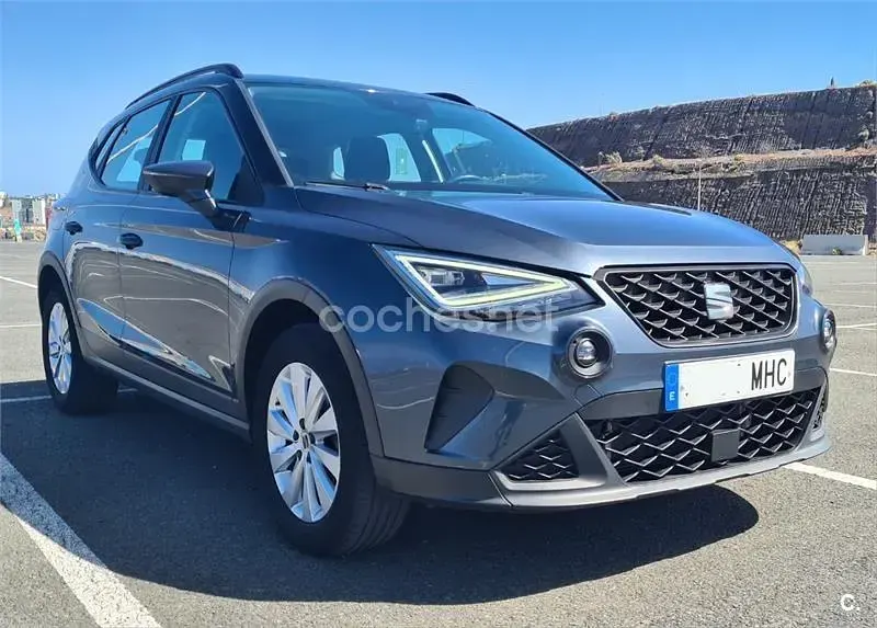 Usado Seat Arona Style 110 CV (80 kW) 2023 Gris / plata SUV