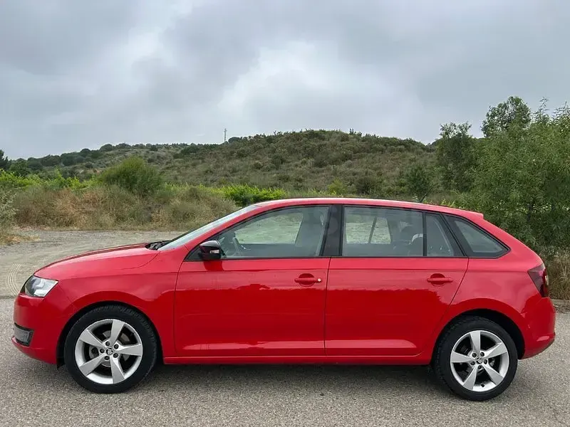 Usado Skoda Rapid Ambition 90 CV (66 kW) 2016 Rojo Utilitario