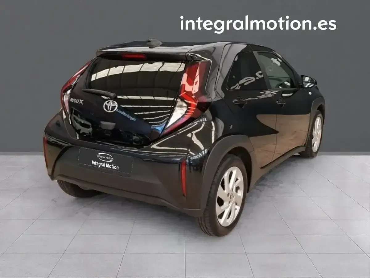 Usado Toyota Aygo X Play 72 CV (52 kW) 2025 Negro SUV