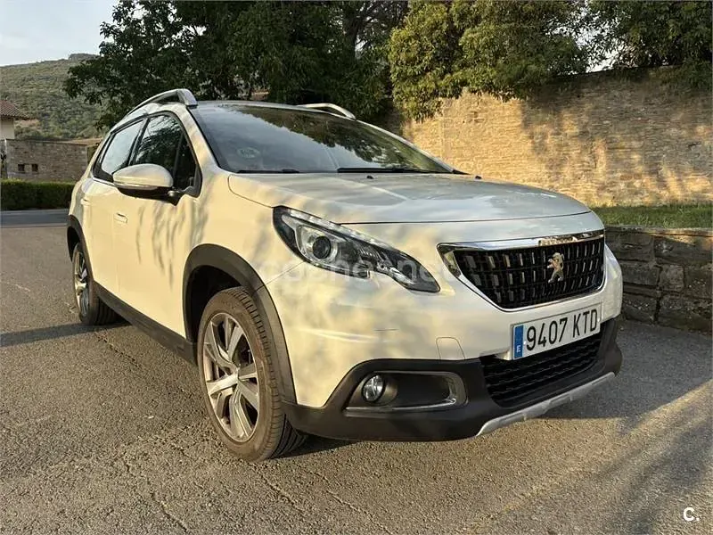 Usado Peugeot 2008 Allure 130 CV (95 kW) 2019 Blanco SUV