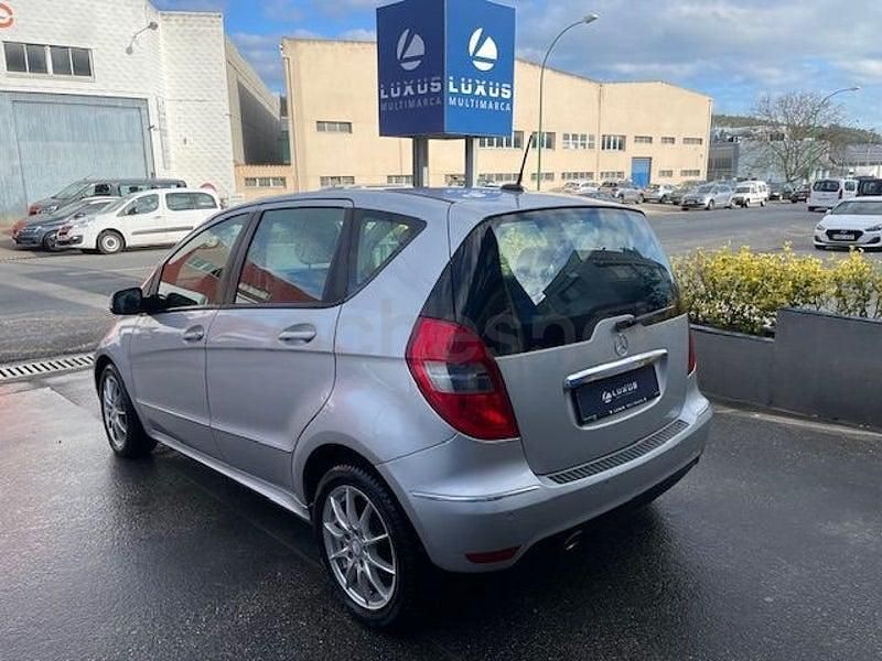 Usado Mercedes A180 Avantgarde 109 CV (80 kW) 2011 Gris / plata Monovolumen