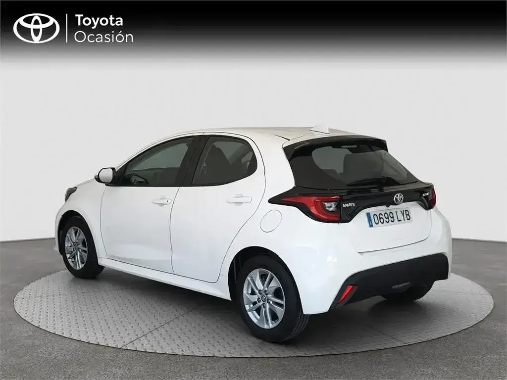 Usado Toyota Yaris Hybrid Active 116 CV (85 kW) 2022 Blanco Monovolumen
